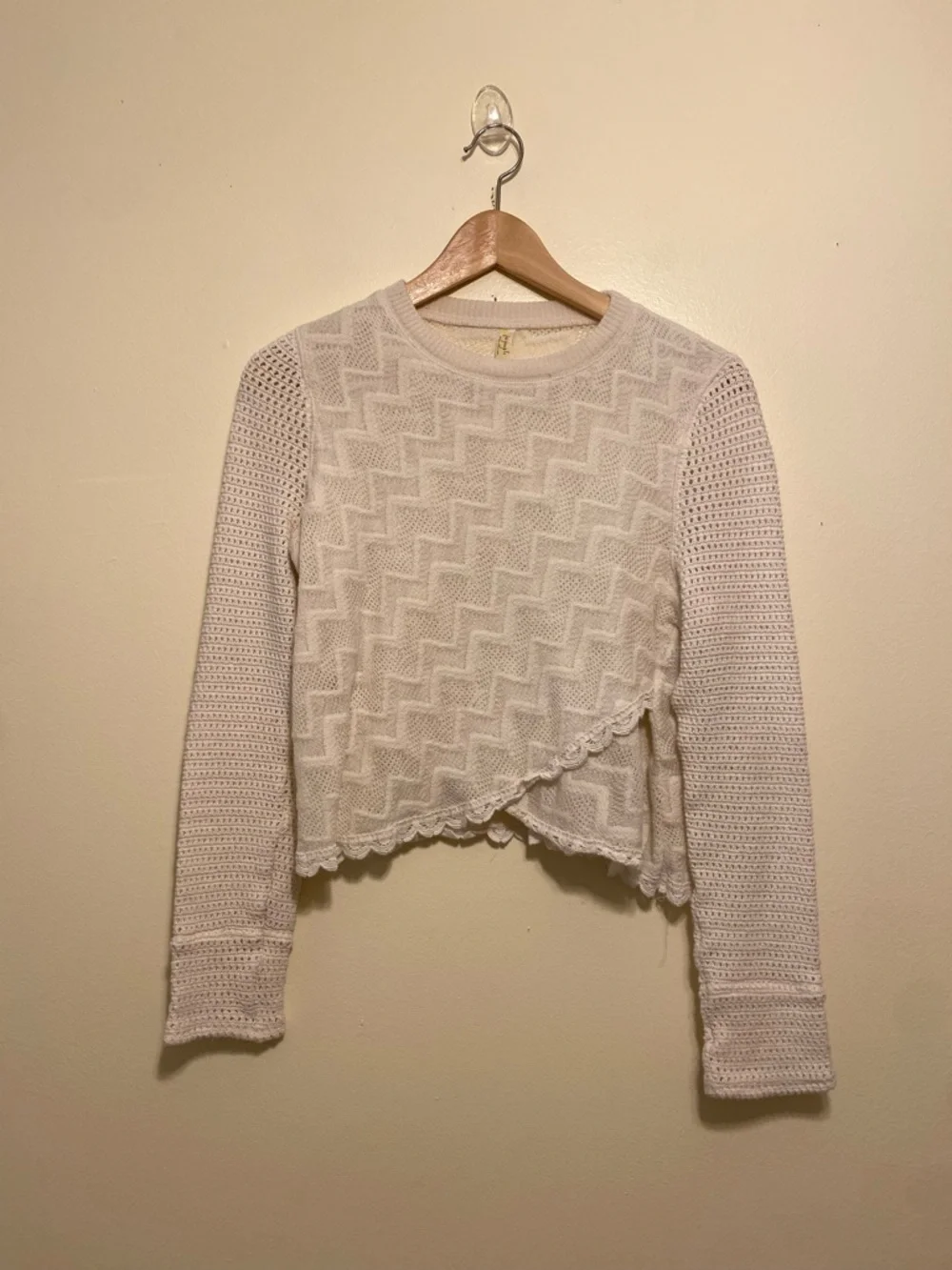 Womens White Crochet Knit Long-Sleeve Sweater. Size L